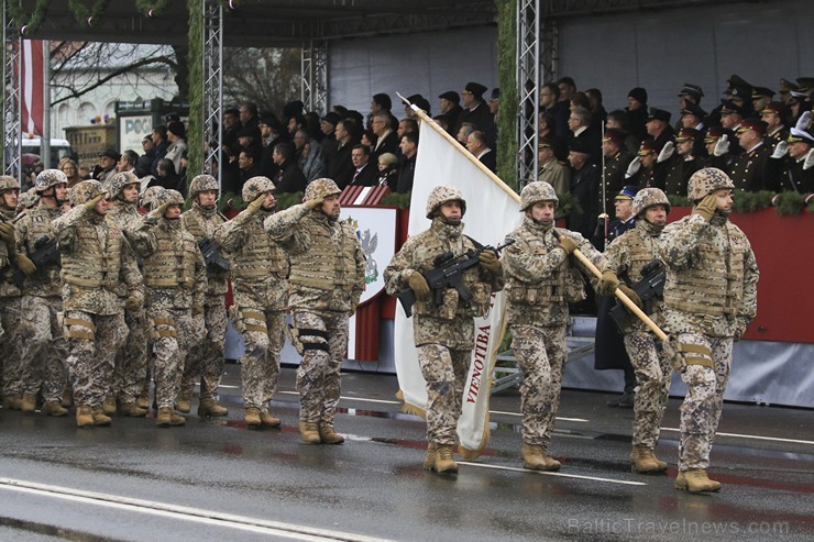 Ar militāru parādi Latvijas un sabiedroto bruņotie spēki godina Latvijas valsts izveidošanu 188039