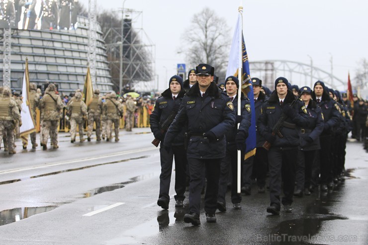 Ar militāru parādi Latvijas un sabiedroto bruņotie spēki godina Latvijas valsts izveidošanu 188040