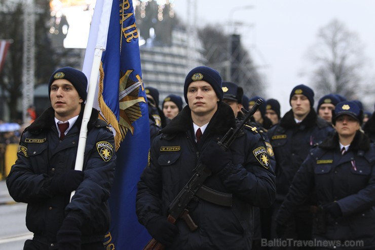 Ar militāru parādi Latvijas un sabiedroto bruņotie spēki godina Latvijas valsts izveidošanu 188041