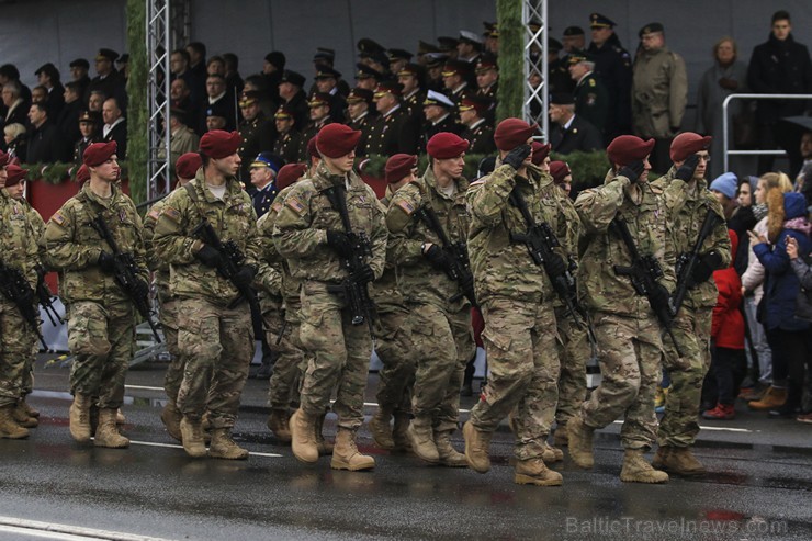 Ar militāru parādi Latvijas un sabiedroto bruņotie spēki godina Latvijas valsts izveidošanu 188044