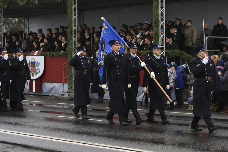 Ar militāru parādi Latvijas un sabiedroto bruņotie spēki godina Latvijas valsts izveidošanu 188045