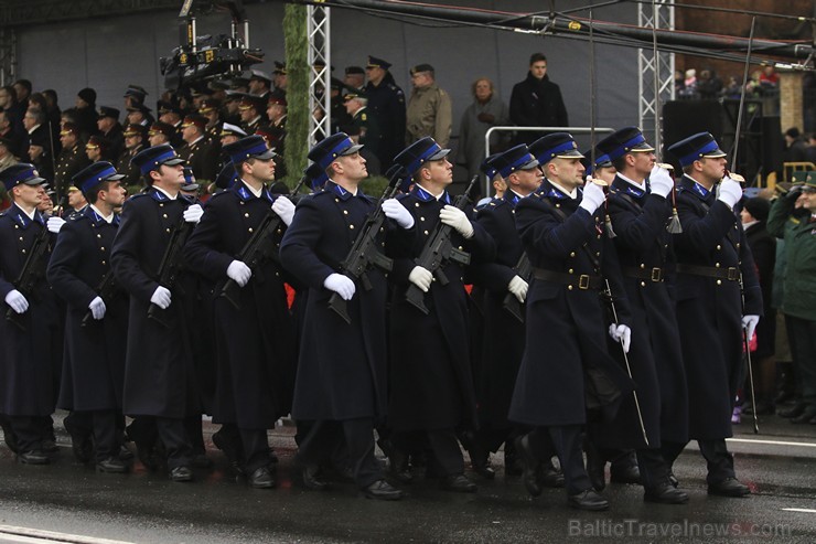 Ar militāru parādi Latvijas un sabiedroto bruņotie spēki godina Latvijas valsts izveidošanu 188046