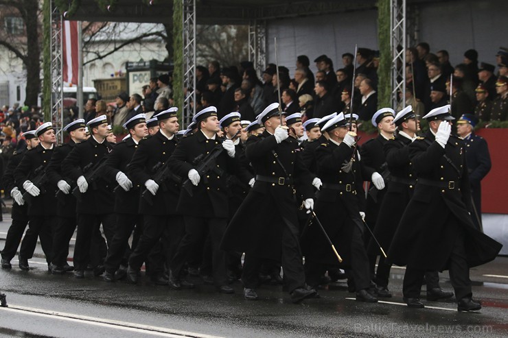 Ar militāru parādi Latvijas un sabiedroto bruņotie spēki godina Latvijas valsts izveidošanu 188048