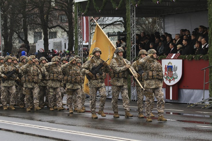 Ar militāru parādi Latvijas un sabiedroto bruņotie spēki godina Latvijas valsts izveidošanu 188049