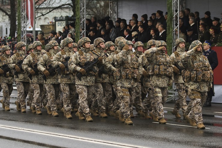 Ar militāru parādi Latvijas un sabiedroto bruņotie spēki godina Latvijas valsts izveidošanu 188050