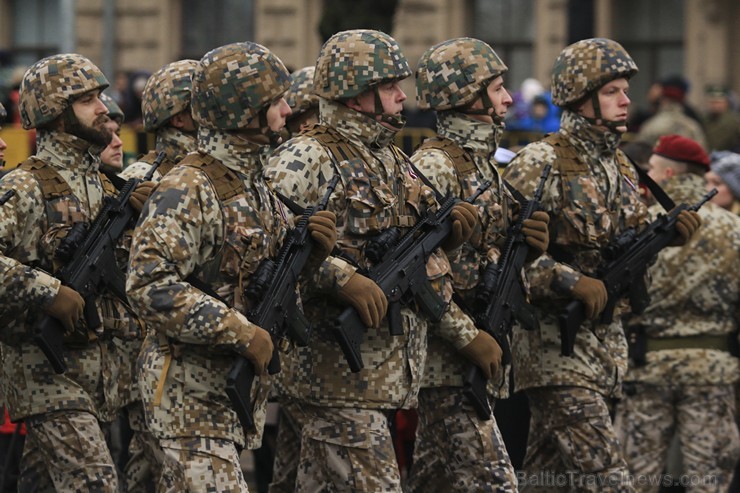 Ar militāru parādi Latvijas un sabiedroto bruņotie spēki godina Latvijas valsts izveidošanu 188053