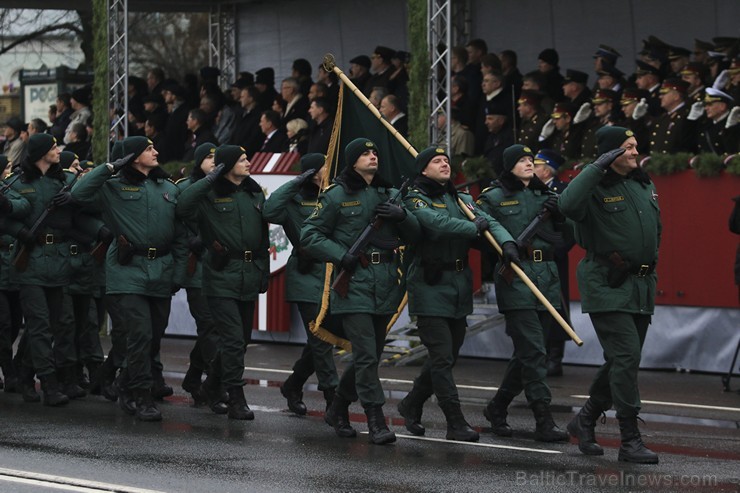 Ar militāru parādi Latvijas un sabiedroto bruņotie spēki godina Latvijas valsts izveidošanu 188055