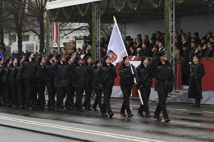 Ar militāru parādi Latvijas un sabiedroto bruņotie spēki godina Latvijas valsts izveidošanu 188056