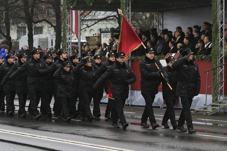 Ar militāru parādi Latvijas un sabiedroto bruņotie spēki godina Latvijas valsts izveidošanu 188057