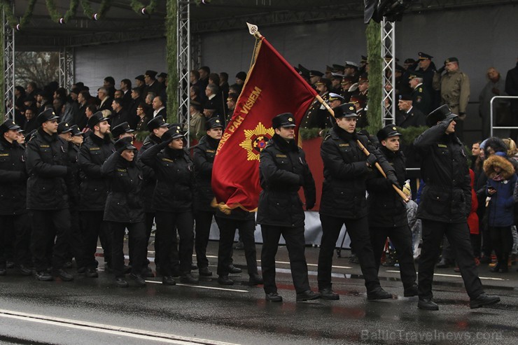 Ar militāru parādi Latvijas un sabiedroto bruņotie spēki godina Latvijas valsts izveidošanu 188058