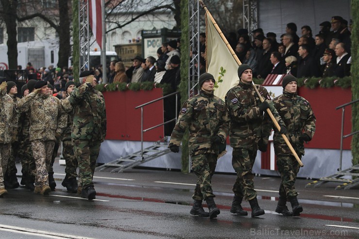 Ar militāru parādi Latvijas un sabiedroto bruņotie spēki godina Latvijas valsts izveidošanu 188059