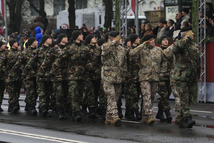 Ar militāru parādi Latvijas un sabiedroto bruņotie spēki godina Latvijas valsts izveidošanu 188060