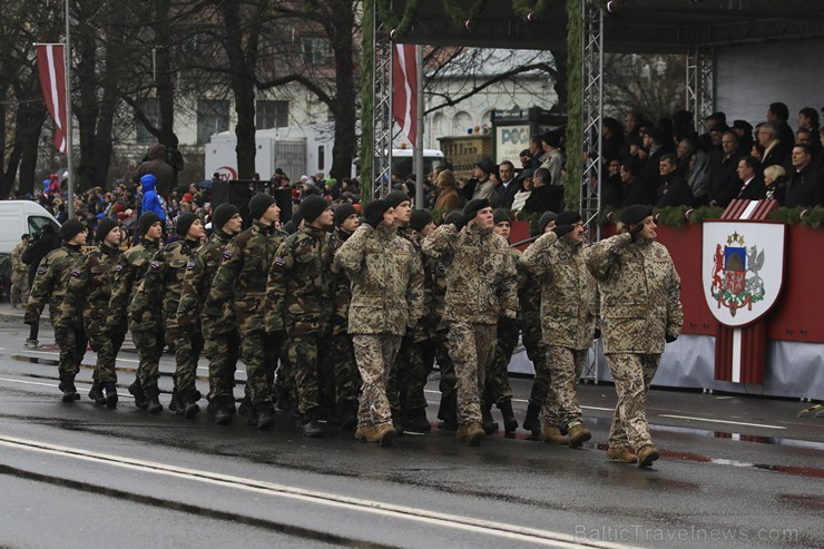 Ar militāru parādi Latvijas un sabiedroto bruņotie spēki godina Latvijas valsts izveidošanu 188061