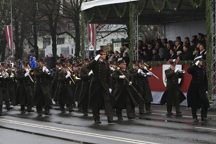 Ar militāru parādi Latvijas un sabiedroto bruņotie spēki godina Latvijas valsts izveidošanu 188062