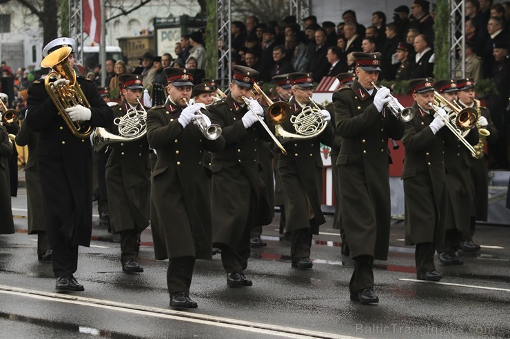 Ar militāru parādi Latvijas un sabiedroto bruņotie spēki godina Latvijas valsts izveidošanu 188064