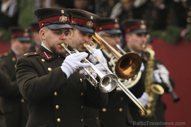 Ar militāru parādi Latvijas un sabiedroto bruņotie spēki godina Latvijas valsts izveidošanu 188065