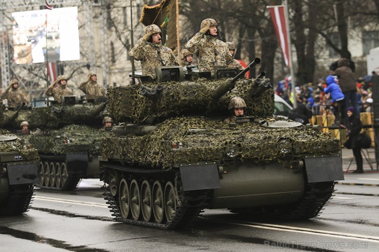 Ar militāru parādi Latvijas un sabiedroto bruņotie spēki godina Latvijas valsts izveidošanu 188067