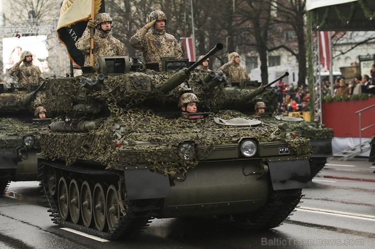 Ar militāru parādi Latvijas un sabiedroto bruņotie spēki godina Latvijas valsts izveidošanu 188069