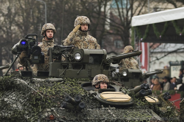 Ar militāru parādi Latvijas un sabiedroto bruņotie spēki godina Latvijas valsts izveidošanu 188070