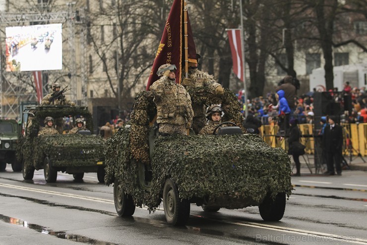 Ar militāru parādi Latvijas un sabiedroto bruņotie spēki godina Latvijas valsts izveidošanu 188071