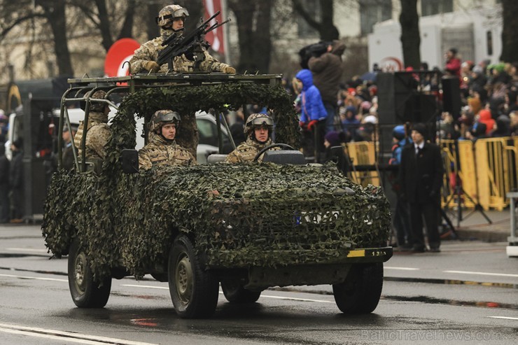 Ar militāru parādi Latvijas un sabiedroto bruņotie spēki godina Latvijas valsts izveidošanu 188072