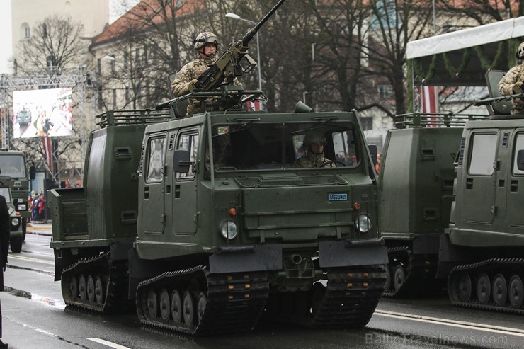 Ar militāru parādi Latvijas un sabiedroto bruņotie spēki godina Latvijas valsts izveidošanu 188075