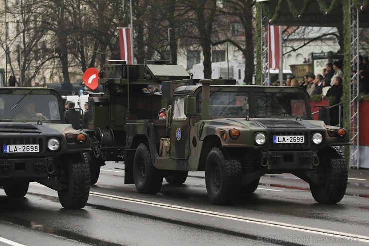 Ar militāru parādi Latvijas un sabiedroto bruņotie spēki godina Latvijas valsts izveidošanu 188082