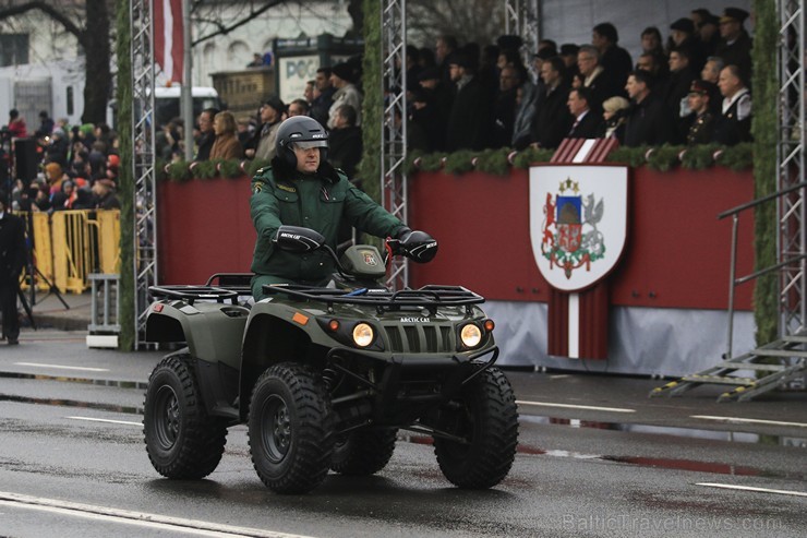 Ar militāru parādi Latvijas un sabiedroto bruņotie spēki godina Latvijas valsts izveidošanu 188087