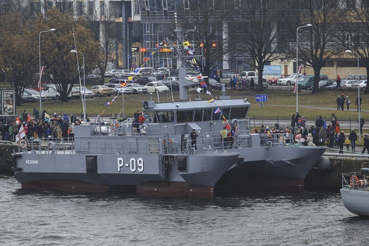 Ar militāru parādi Latvijas un sabiedroto bruņotie spēki godina Latvijas valsts izveidošanu 188093