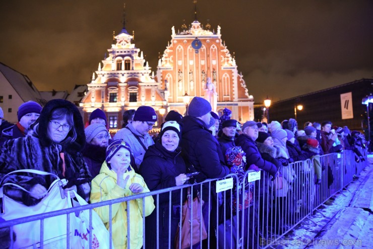 Ar Ginesa pasaules rekordu Rīgā krāšņi iededz Ziemassvētku egli 189137