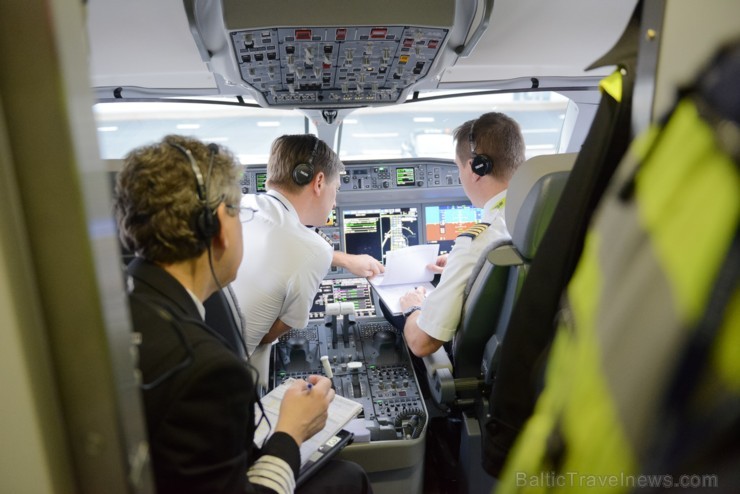 AirBaltic veic pirmo demo lidojumu virs latvijas ar jauno Bombardier CS300 lidmašīnu 189174