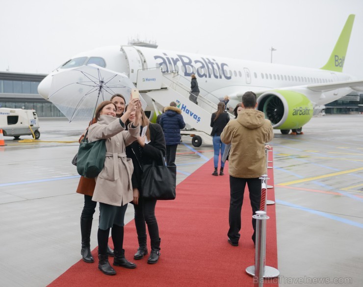 AirBaltic veic pirmo demo lidojumu virs latvijas ar jauno Bombardier CS300 lidmašīnu 189190