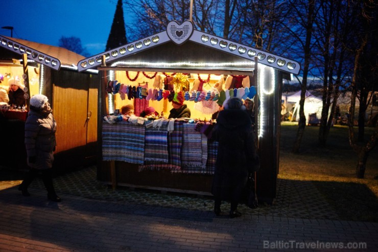 Rēzeknes Festivāla parkā skanot dziesmām ir iedegta lielā egle 189738