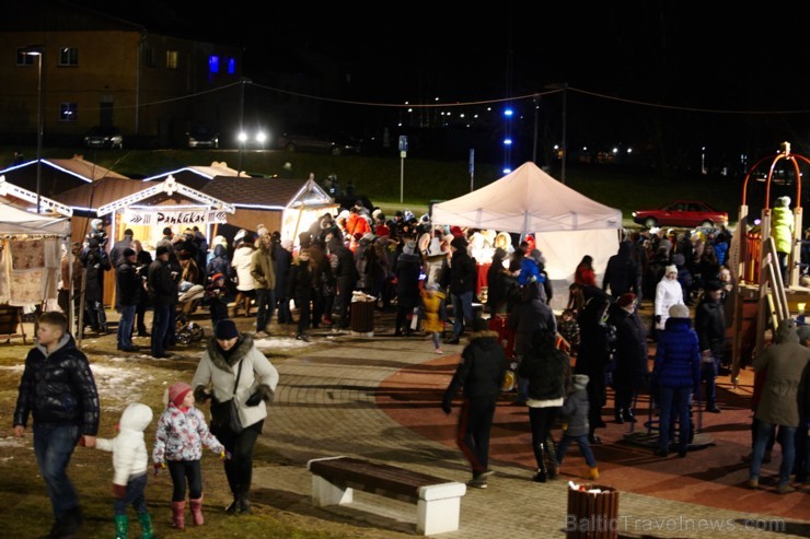 Rēzeknes Festivāla parkā skanot dziesmām ir iedegta lielā egle 189744