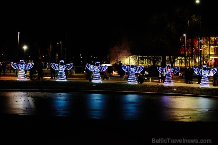 Rēzeknes Festivāla parkā skanot dziesmām ir iedegta lielā egle 189745