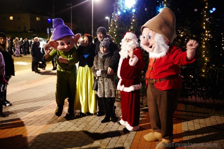 Rēzeknes Festivāla parkā skanot dziesmām ir iedegta lielā egle 189749