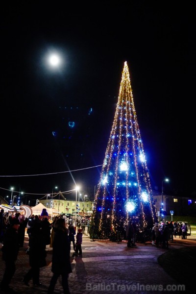 Rēzeknes Festivāla parkā skanot dziesmām ir iedegta lielā egle 189750