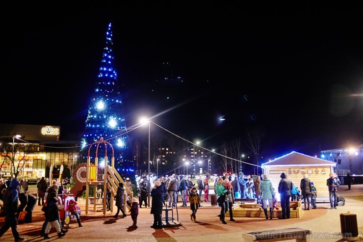 Rēzeknes Festivāla parkā skanot dziesmām ir iedegta lielā egle 189754