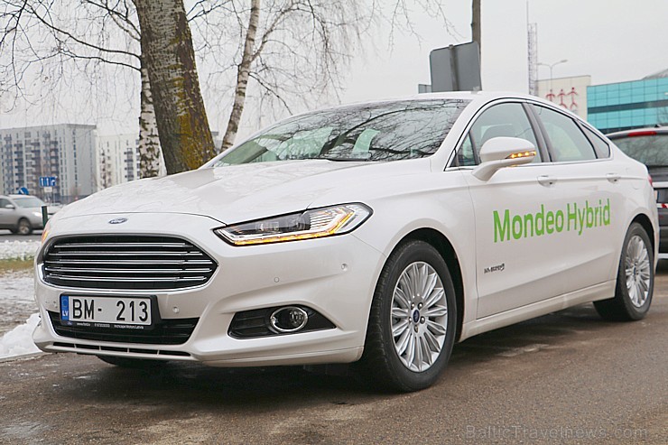 Travelnews.lv redakcija iepazīst testa braucienos trīs «Ford» modeļus - Mondeo, Edge un Kuga 190102