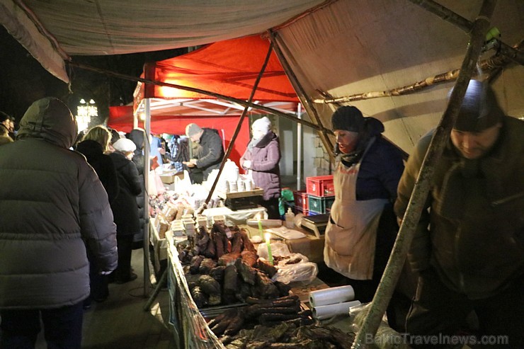 Ogres Ziemassvētku tirdziņš pulcē lielu apmeklētāju skaitu nakts tumsā 190162