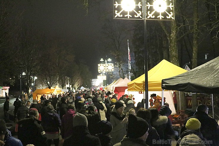 Ogres Ziemassvētku tirdziņš pulcē lielu apmeklētāju skaitu nakts tumsā 190182