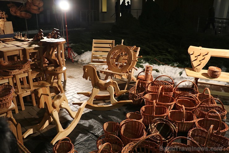 Ogres Ziemassvētku tirdziņš pulcē lielu apmeklētāju skaitu nakts tumsā 190195