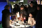Ogres Ziemassvētku tirdziņš pulcē lielu apmeklētāju skaitu nakts tumsā 8