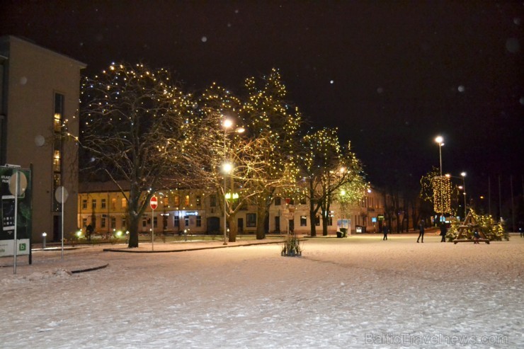 Daugavpils iedzīvotājus priecē sniegbalti skati 191029