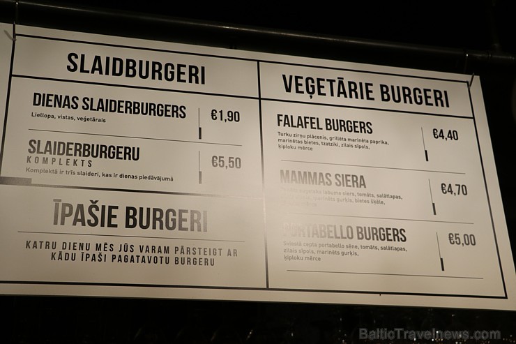 Travelnews.lv redakcija apciemo burgernīcu «Street Burgers» Blaumaņa ielā, Rīga 192985