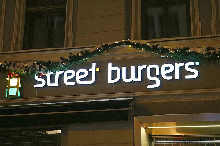 Travelnews.lv redakcija apciemo burgernīcu «Street Burgers» Blaumaņa ielā, Rīga 192994