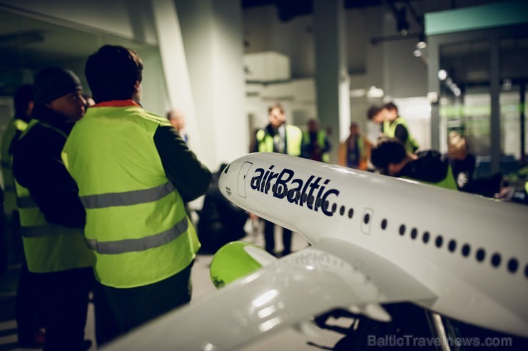 Aplūko, kā notiek Latvijas lidsabiedrības «airBaltic» Bombardier CS300 lidmašīnas nakts tehniskā apkope 193065