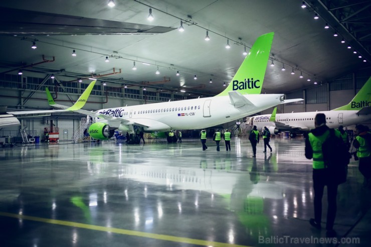 Aplūko, kā notiek Latvijas lidsabiedrības «airBaltic» Bombardier CS300 lidmašīnas nakts tehniskā apkope 193067