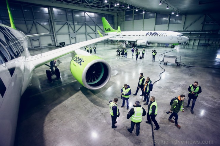 Aplūko, kā notiek Latvijas lidsabiedrības «airBaltic» Bombardier CS300 lidmašīnas nakts tehniskā apkope 193068