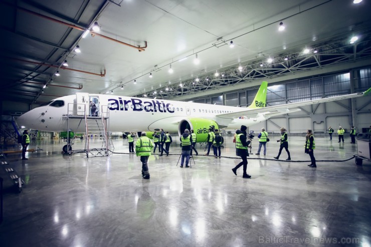 Aplūko, kā notiek Latvijas lidsabiedrības «airBaltic» Bombardier CS300 lidmašīnas nakts tehniskā apkope 193069